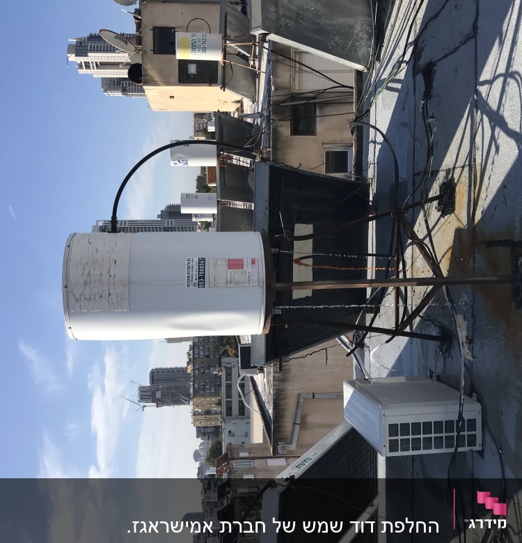 דוד שמש על גג עם צינורות וחיבורים